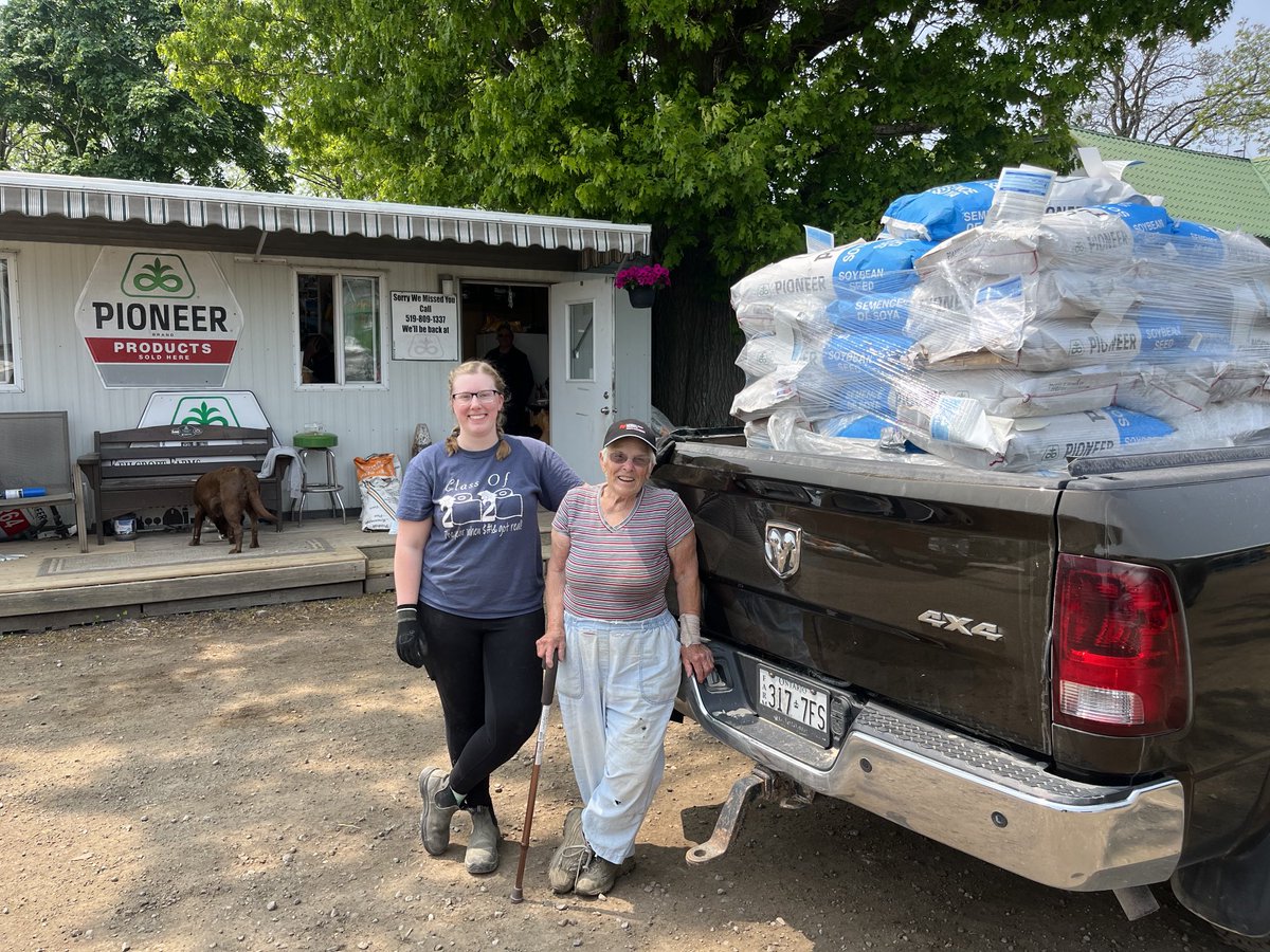Lesy ladies enjoying some ice cream before heading back to the field thanks to Rhodes seed &amp; Service Ltd.  #plant2023#plant pioneer