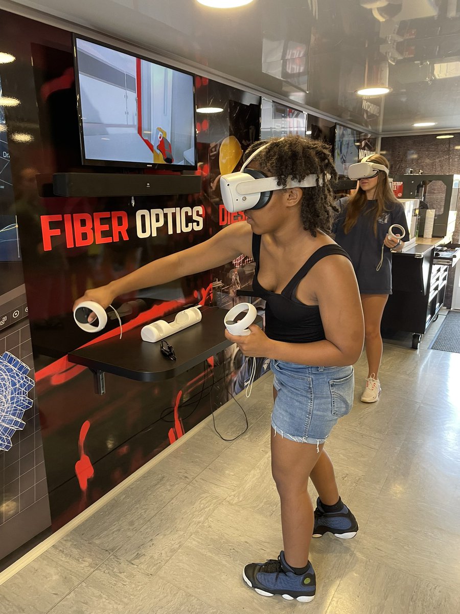 huskycareers's tweet photo. What an amazing day of learning! @HHS_Huskies engaged in virtual reality simulations with @beprobeproudnc to experiment trade professions. #skilltrades https://t.co/zQDejC6ujU