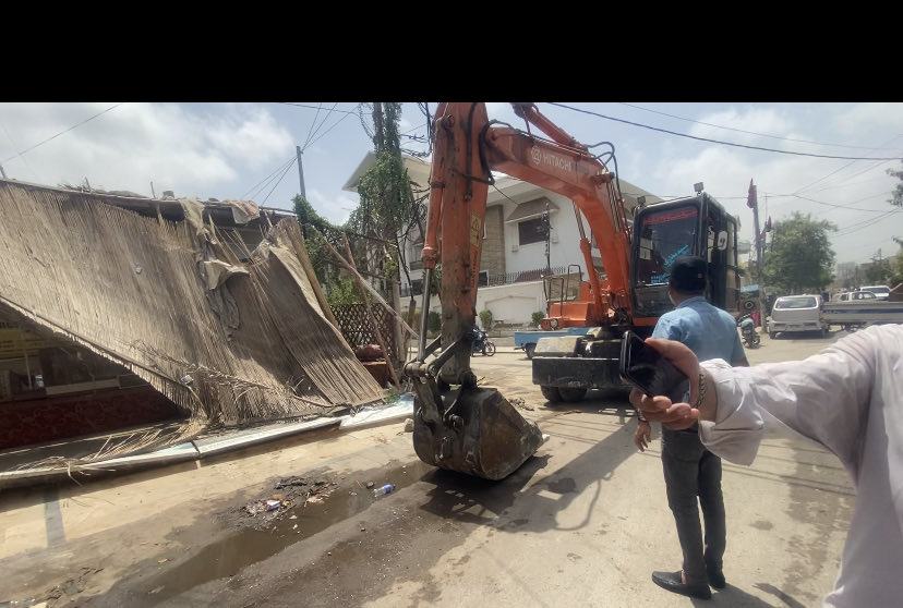 Demolished illegal structures and hard encroachment in Karimabad behind Faisal Bazar along with DMC Central. 

#DMC #Gulberg #DistrictCentral #Encroachment #Karachi
