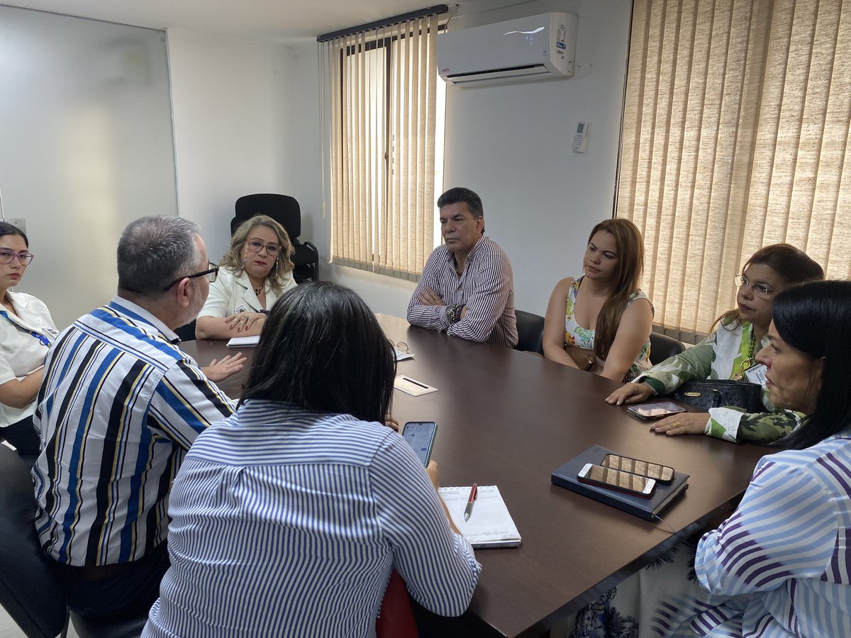 Nos reunimos con los directores regionales de <a href="/ProsperidadCol/">Prosperidad Social</a> y <a href="/UnidadVictimas/">Unidad para las Víctimas</a> y representantes de cajas de compensación, con el fin de plantear acciones articuladas en beneficio de la población víctima, en el marco del trabajo que se viene realizando desde el Gobierno Nacional.