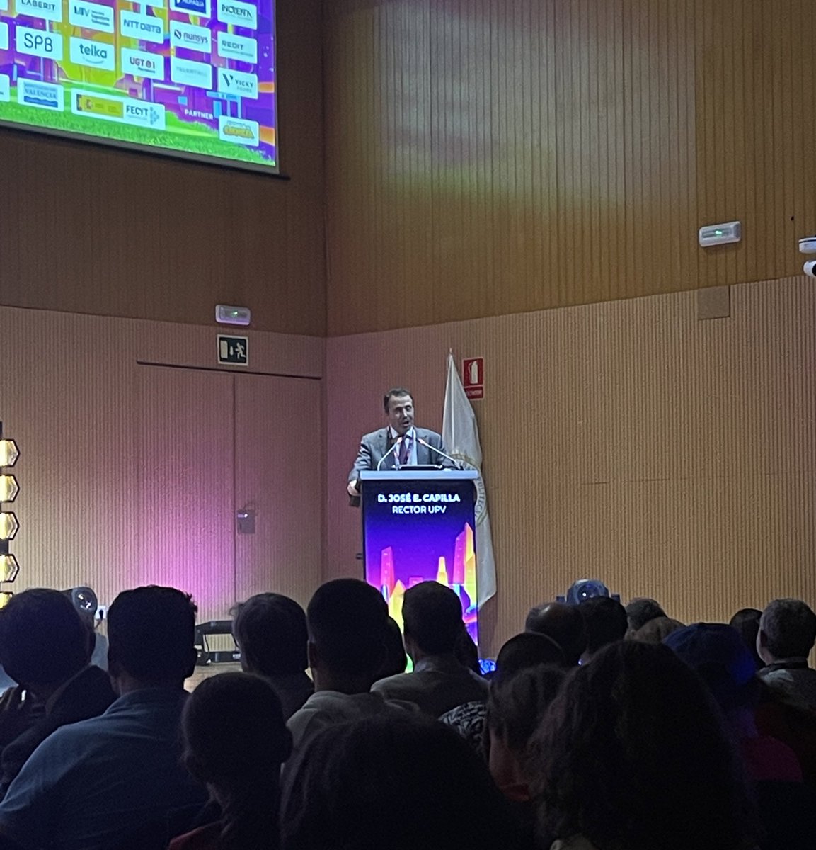 Clausura la gran final el rector de la <a href="/UPV/">Universitat Politècnica de València</a> José E. Capilla (<a href="/JoseECapilla/">Pepe Capilla</a>): “Tenemos una falta de vocaciones STEAM, sobre todo femeninas. Y no podemos dejar escapar su gran talento para el futuro de la ciencia y la tecnología.”