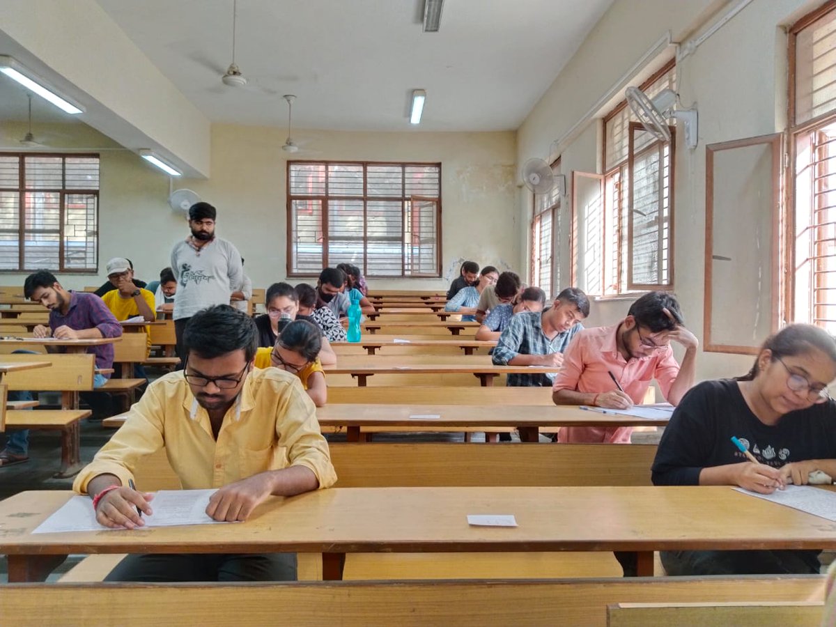 NSUI_BHU's tweet photo. Quiz and Essay competition in the memory of Pt. Jawaharlal Nehru was organised today by NSUI BHU UNIT.
Prize distribution for this event will be on 27th May.

#JawaharlalNehru #HindKaJawahar https://t.co/ZioNJ97HtB