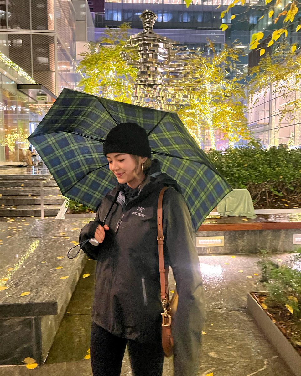 AshleyIked's tweet photo. "Love is worth the wait, for it fills our lives with endless beauty and joy. 💖✨#WaitingForLove 
#RainyDaySmiles
#UmbrellaAdventures
#WeatherMood
#RainyDayBliss
#SmileUnderTheUmbrella
#RainyDayVibes
#UmbrellaLove
#RainyDayHappiness
#StayDryStayHappy
#RainyDayCheers
#weatherlove https://t.co/sYrRkCp8mM