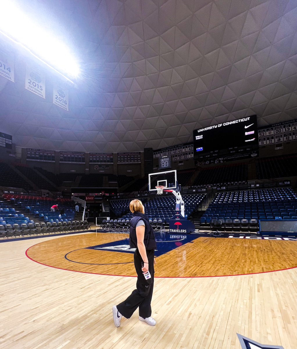 A bit late to this one but I’m officially a UConn grad! 🎓

I’m so thankful for all of the incredible experiences in sports I’ve been able to have at this university. Looking forward to the next chapter 📖