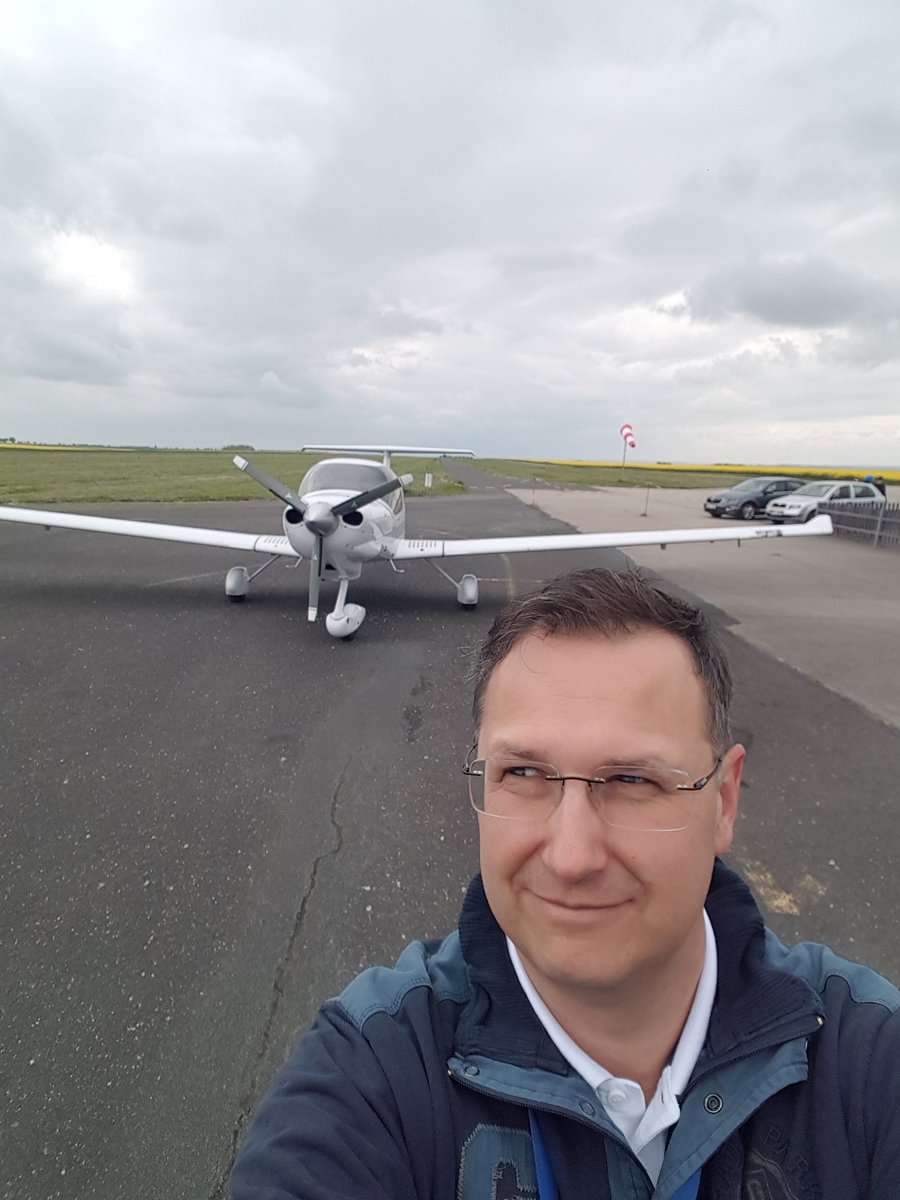 renezahradnik's tweet image. Přeškoluju na Diamond DA-40, takový létající Mercedes z Rakouska. Žák si zrovna odskočil na záchod, tak mám v Panenském Týnci čas na fotku. A to jim všem říkám - choďte si před letem ... 😃  #flightinstructor #da40 #c172 #cruiser28 @aeroprague