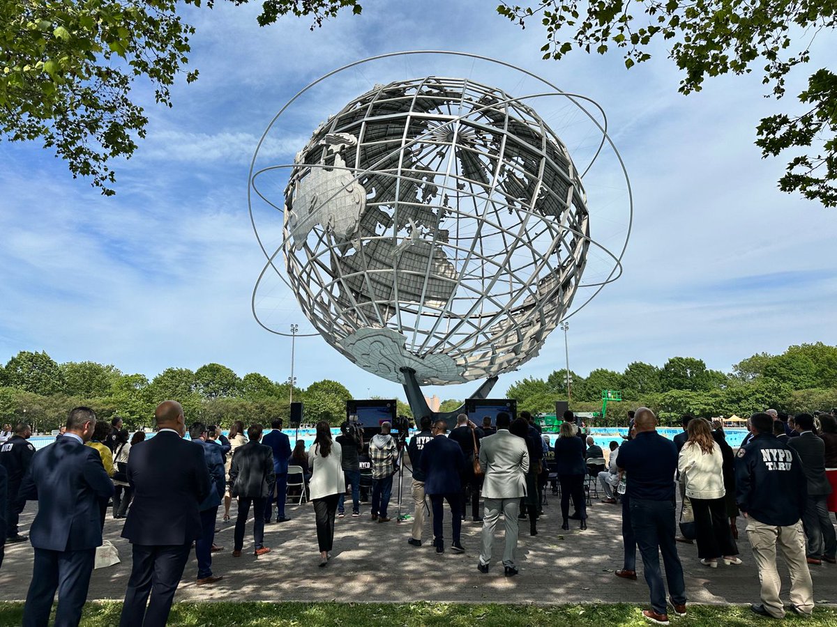 SkydioHQ's tweet image. Spotted 👀: Skydio on the ground &amp;amp; in the sky at the Mayoral Drone Forum in NYC.

@NYCMayor piloted a Skydio X2 for a whole new view of the iconic Unisphere &amp;amp; a clearer picture of the potential for more efficient critical #infrastructure inspection with autonomous drones.