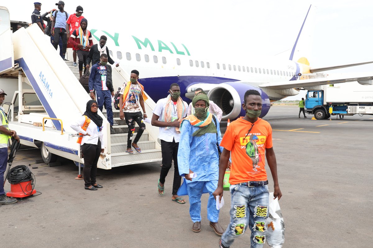 OIMMali's tweet photo. Ce mardi, à l'aéroport de Bamako, ce jeune migrant Malien a manifesté son soulagement d’être retourné dans son pays d’origine en toute sécurité.

Il fait partie d'un groupe de 148 #migrants, rentrés du Niger avec l’aide de l’OIM et ses partenaires, appuyés par @UEauMali. https://t.co/IyXttnOn5H