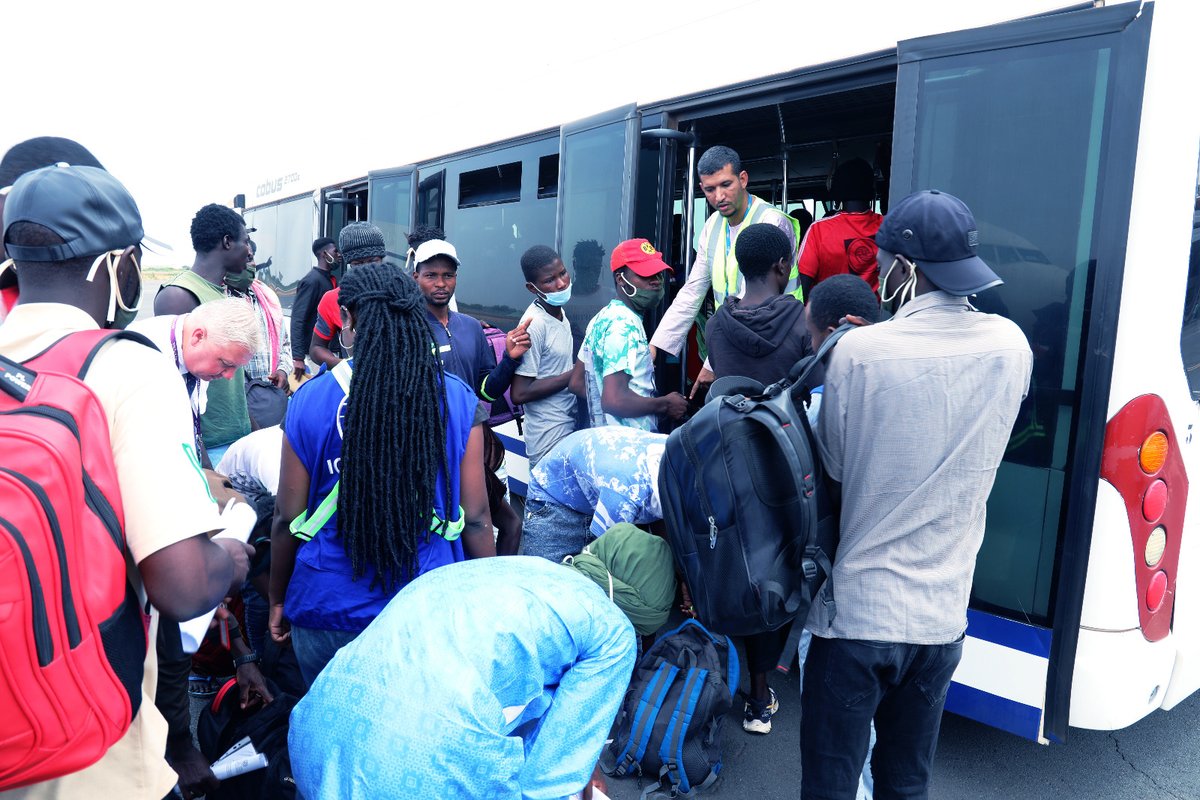 OIMMali's tweet photo. Ce mardi, à l'aéroport de Bamako, ce jeune migrant Malien a manifesté son soulagement d’être retourné dans son pays d’origine en toute sécurité.

Il fait partie d'un groupe de 148 #migrants, rentrés du Niger avec l’aide de l’OIM et ses partenaires, appuyés par @UEauMali. https://t.co/IyXttnOn5H