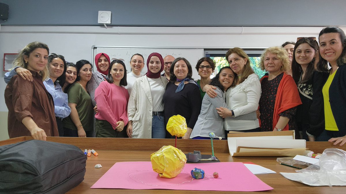isttba's tweet photo. Tasarım Beceri Atölyeleri Akademisi "Sınıf Öğretmenlerine Yönelik Kazanım Temelli STEM Eğitimi Programı"nda Prof. Dr. Hasret Nuhoğlu ile ilkokul 1. sınıf Dünya, Güneş ve Ay konusunu farklı yöntemlerle işledik.

@memleventyazici @istanbulilmem @AhmetBrlkkara1 @Ist_Akademiler https://t.co/z9USauPISh