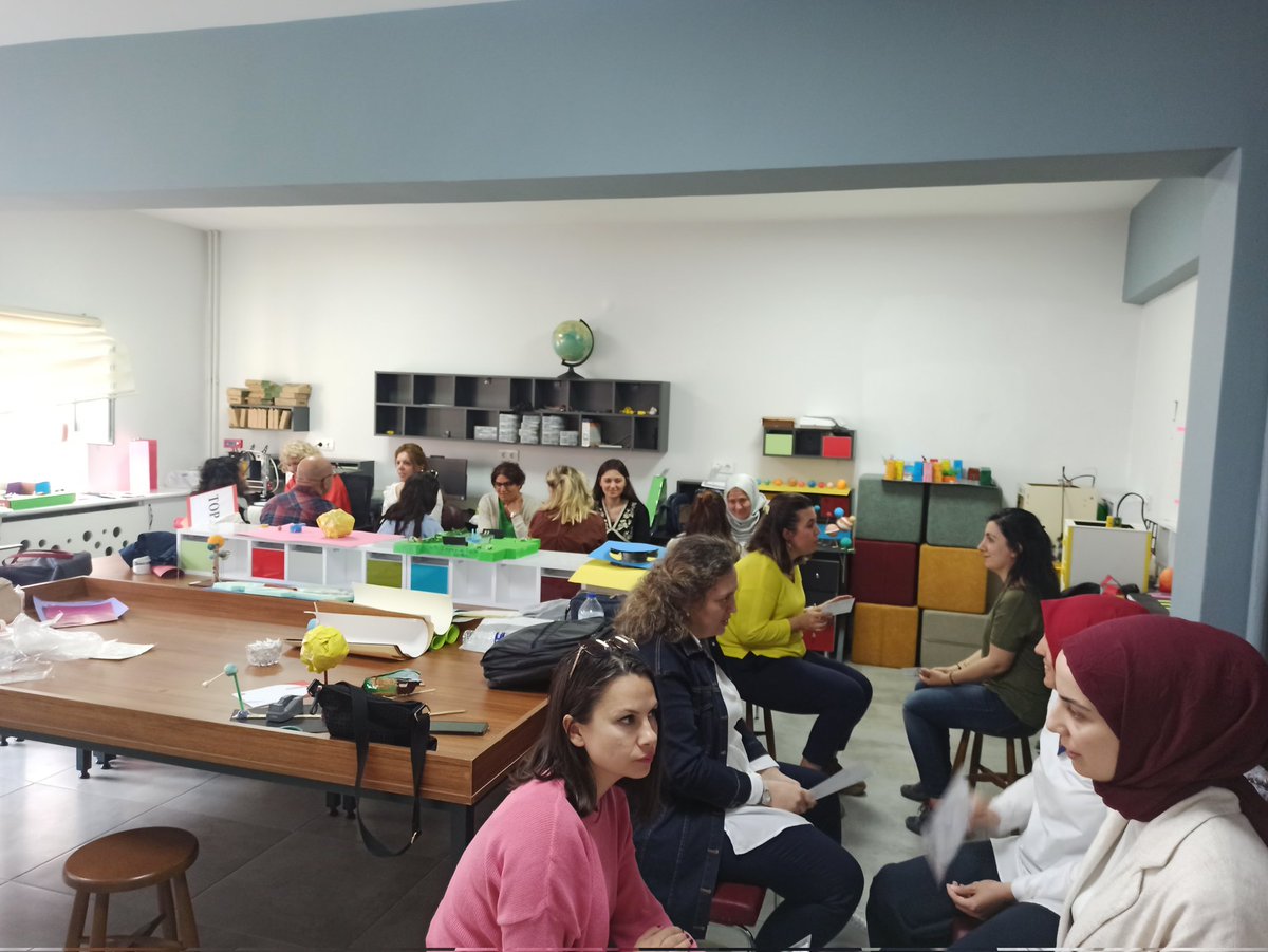 isttba's tweet photo. Tasarım Beceri Atölyeleri Akademisi "Sınıf Öğretmenlerine Yönelik Kazanım Temelli STEM Eğitimi Programı"nda Prof. Dr. Hasret Nuhoğlu ile ilkokul 1. sınıf Dünya, Güneş ve Ay konusunu farklı yöntemlerle işledik.

@memleventyazici @istanbulilmem @AhmetBrlkkara1 @Ist_Akademiler https://t.co/z9USauPISh