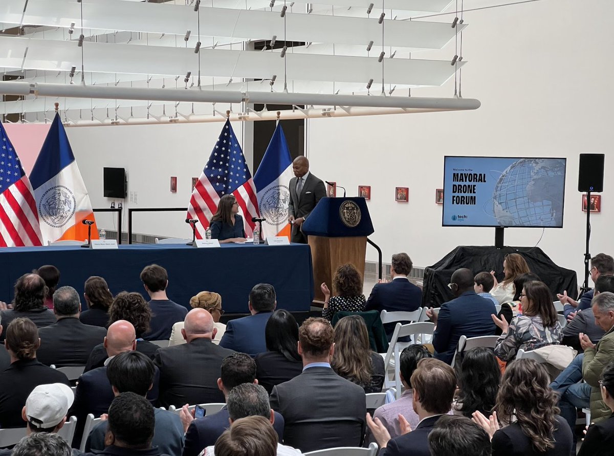 SkydioHQ's tweet image. Spotted 👀: Skydio on the ground &amp;amp; in the sky at the Mayoral Drone Forum in NYC.

@NYCMayor piloted a Skydio X2 for a whole new view of the iconic Unisphere &amp;amp; a clearer picture of the potential for more efficient critical #infrastructure inspection with autonomous drones.