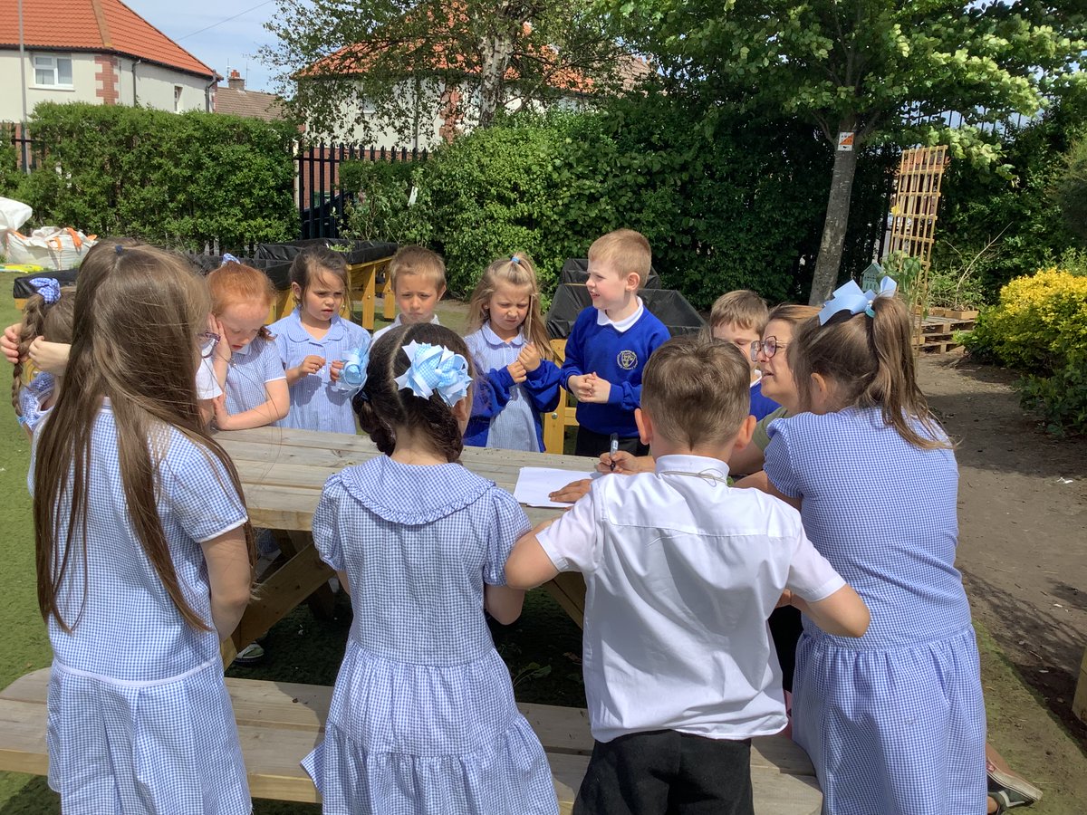 Flomellynews's tweet photo. #flomellyyear1 Continuing our learning about plants, planting and growing the children have throughly enjoy a planting session today,  with Miss Jen🌱🪴💦🌞 They even got to sample some produce ... Anyone like radishes?  @appleofmyeyepl @allotmentlady19 https://t.co/uMEQ5iGEpb