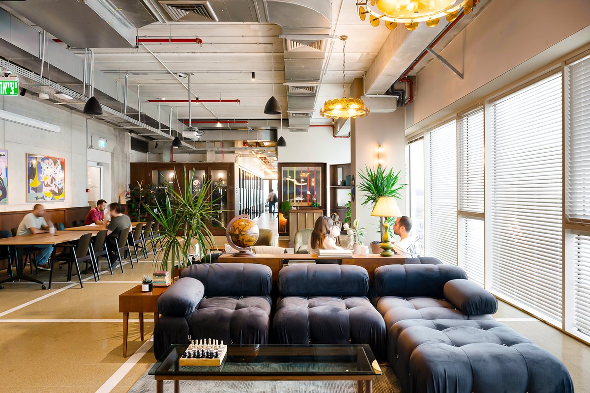 MindspaceME's tweet photo. If the blue couch had grown up in Europe... #bluecouch #mindspace #coworking #flex https://t.co/uzcjtaCPzJ