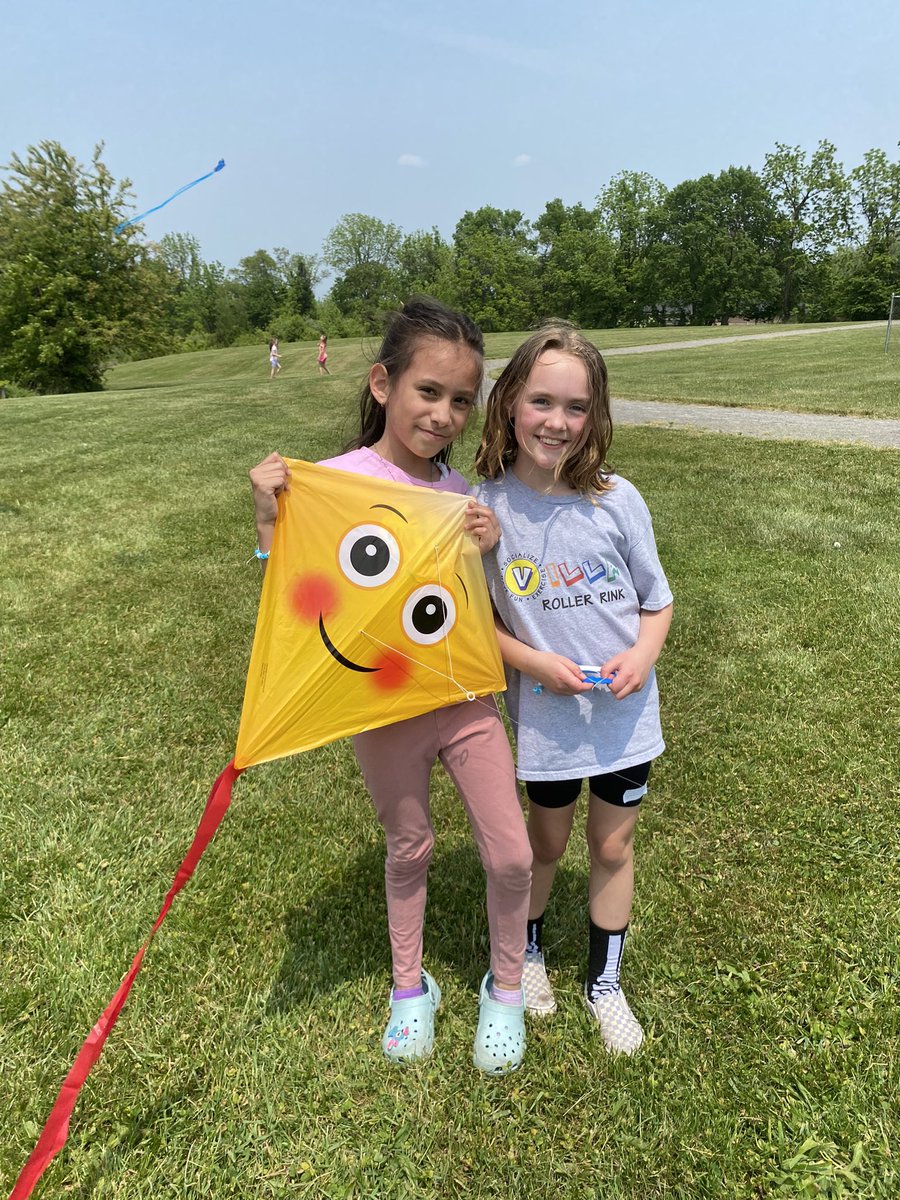 SalusKayla's tweet photo. We always look forward to K Day of our ABC Countdown to Summer!! Kite day!! 🪁 @TroxellShannon @HTShuskies https://t.co/9ATcY1IJoP