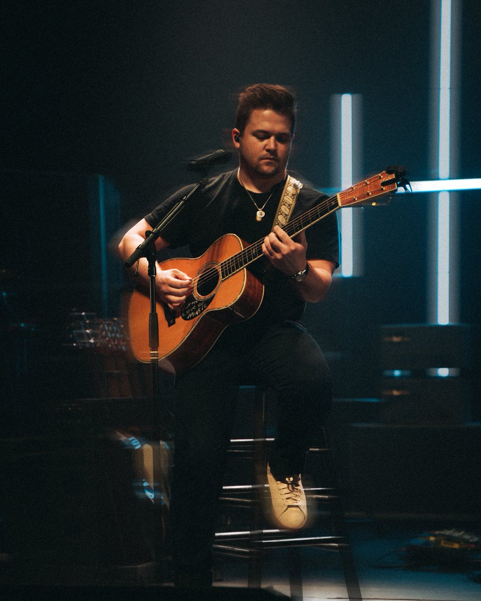 HunterHayes's tweet photo. NEW YORK!! Wow. Just wow. Sold out on a MONDAY night! Always love hearing Red Sky singalongs - highlight was definitely Missing You! Thank you so much for showing up and staying till the end!  Portsmouth, we are HERE!

https://t.co/R0JgrAYIiG https://t.co/I8On3jenND