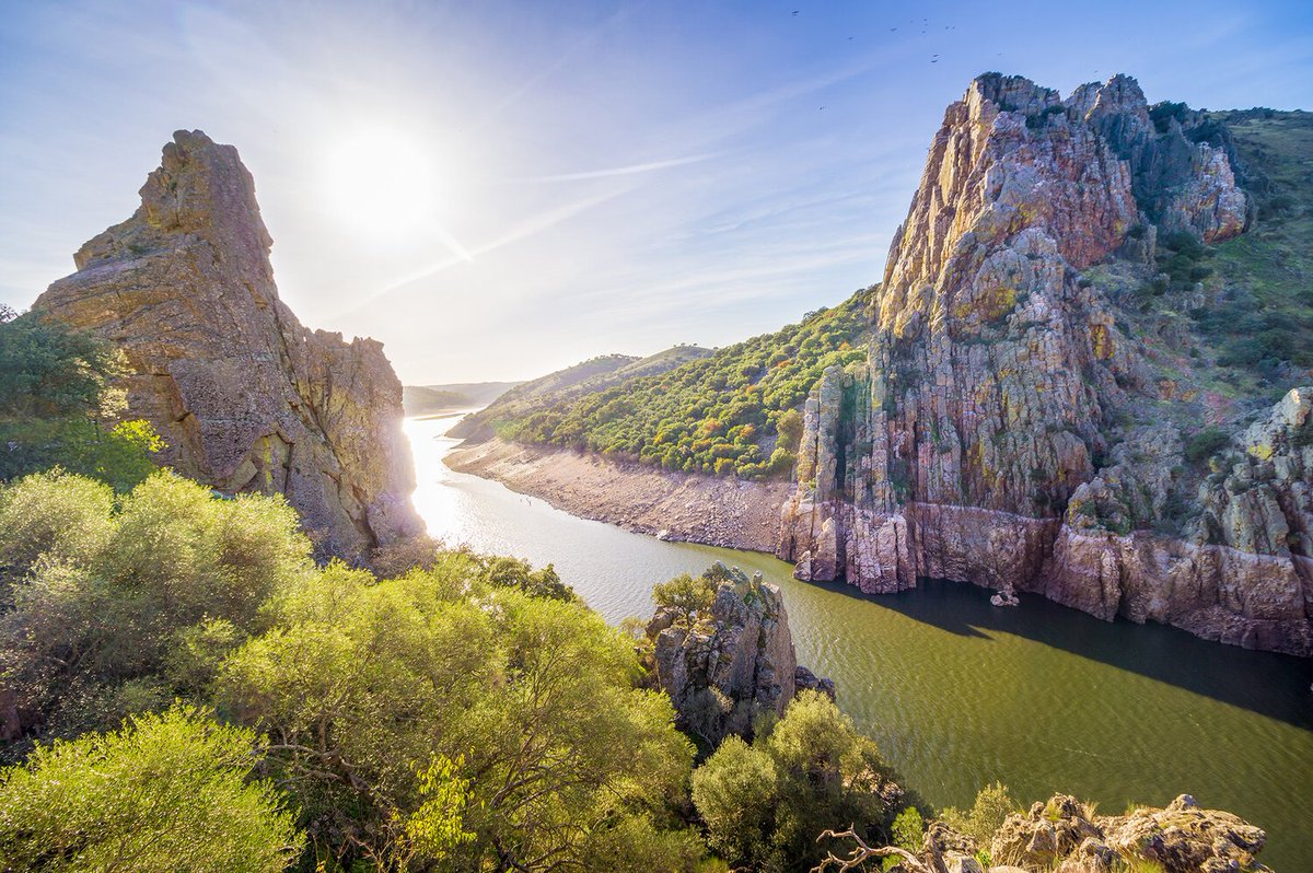 ¡Buenos días!

¿Sabías que hoy es el Día Europeo de los Parques Naturales?

En la imagen, el Parque Nacional de Monfragüe (Cáceres).