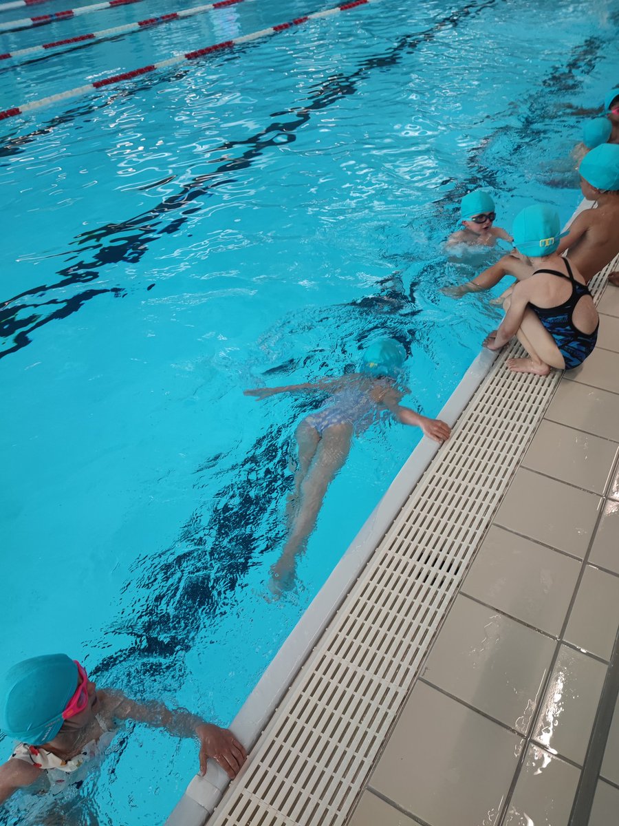 Emmanuel MATON (@emcpdeps02) on Twitter photo 16 professionnels (MNS et CPC/CPD EPS) en formation #aisanceaquatique <a href="/a_saint_quentin/">Saint-Quentin</a>. Pour la centaine d'élèves engagés sur cette "classe bleue", il s'agit de viser une expérience positive de l’eau et une adaptation au milieu aquatique 🏊♂️ <a href="/DSDEN_Aisne/">DSDEN de l'Aisne</a> <a href="/FabienPle/">Fabien Ple</a> <a href="/SingerVdeV/">Véronique Singer</a> 16 professionnels (MNS et CPC/CPD EPS) en formation #aisanceaquatique <a href="/a_saint_quentin/">Saint-Quentin</a>. Pour la centaine d'élèves engagés sur cette "classe bleue", il s'agit de viser une expérience positive de l’eau et une adaptation au milieu aquatique 🏊♂️ <a href="/DSDEN_Aisne/">DSDEN de l'Aisne</a> <a href="/FabienPle/">Fabien Ple</a> <a href="/SingerVdeV/">Véronique Singer</a>