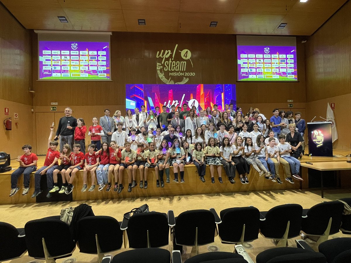 Foto finish con todos los ganadores de #UpSteam4 #Mision2030 🏆🤩