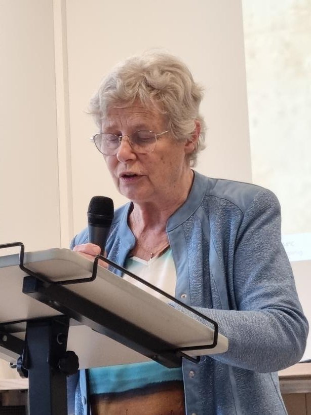 Supertrots op mijn moeder Jet Marchau die in de Streuvelslezing 2023 naar aanleiding van het jaarboek van het Streuvelsgenootschap een geweldig overzicht geeft van het kind en (in) de literatuur. Liefde voor boeken met de paplepel ingegeven.