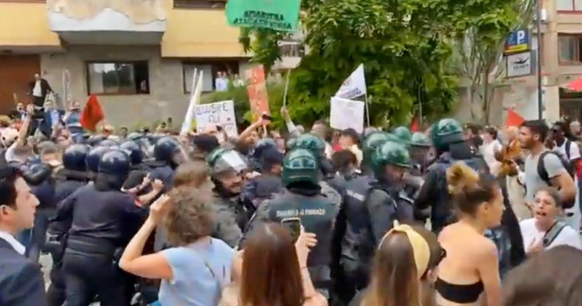 fattoquotidiano's tweet photo. "Fuori la mafia dallo Stato". Le forze dell'ordine tentano di limitare l'arrivo all'albero Falcone del corteo di studenti e sindacati: attimi di tensione - Il Fatto Quotidiano https://t.co/qnse3CWtYQ https://t.co/isnbKj9GCl