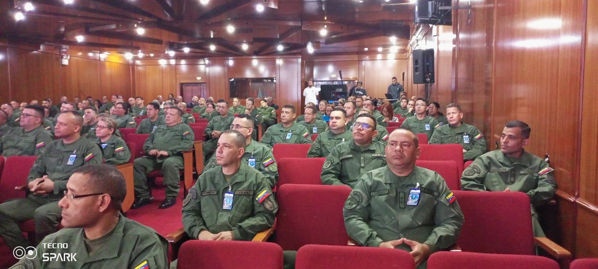 iaesen_umbv's tweet photo. #Ahora Conferencia "Venezuela Azul... Destino del Estado venezolano" impartida por el Alm. Eladio Jiménez Rattia, Viceministro de Planificación y Desarrollo Integral del Transporte y Presidente del @inea a los Participantes de los programas de estudios de Postgrado del CEPE. https://t.co/mv0LmUqhfc
