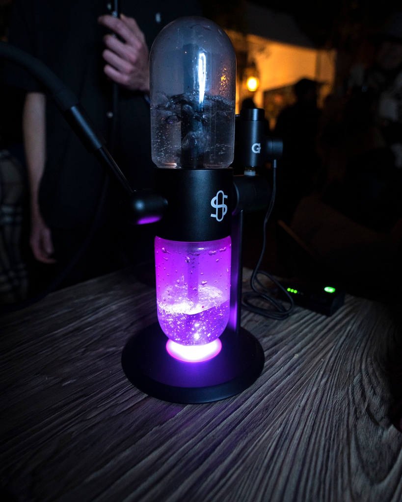 Stundenglass's tweet photo. The Stündenglass Uplight is for the 𝓇𝑒𝒶𝓁 party people. 😏⁠
⁠
Amplify the vibes. 

https://t.co/GXJmDKE8xE
⁠
#party #rave #raver #disco #popup https://t.co/jukFCvMEFo