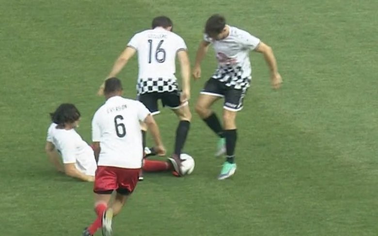 os abençoado brigando pela bola sendo q são DO MESMO TIME KKKKKKKKK chega