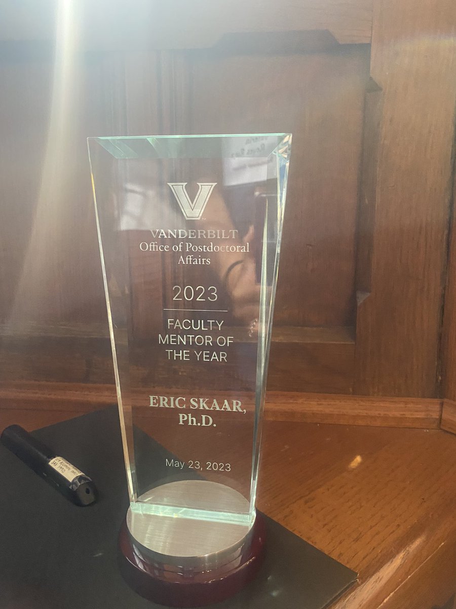 ValeriaMReyes's tweet photo. Congratulations @EricSkaar on receiving the Faculty Mentor of the Year award at Vanderbilt University. @VI4Research https://t.co/WgABwdDU2v