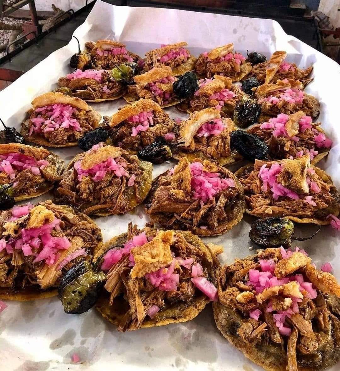 Dos platillos tradicionales en uno... Panuchos de Cochinita Pibil. 🤤🐷

#Yucatán #visityucatán #Mérida 

¿Ya van a comer?