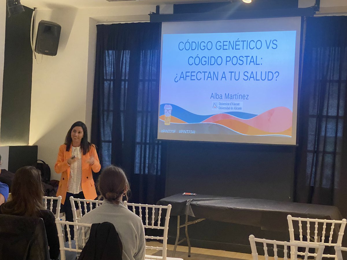 EncarnaGimenoUA's tweet photo. Y ahora en Pint of Science 23 escuchando a Alba Martínez, profe de la UA, que nos lanza la pregunta “Código genético vs postal: ¿Afectan a tu salud?” 🤔
#PINT23ES #PINT23ALC
@UAdivulga https://t.co/ylRx11dTNY