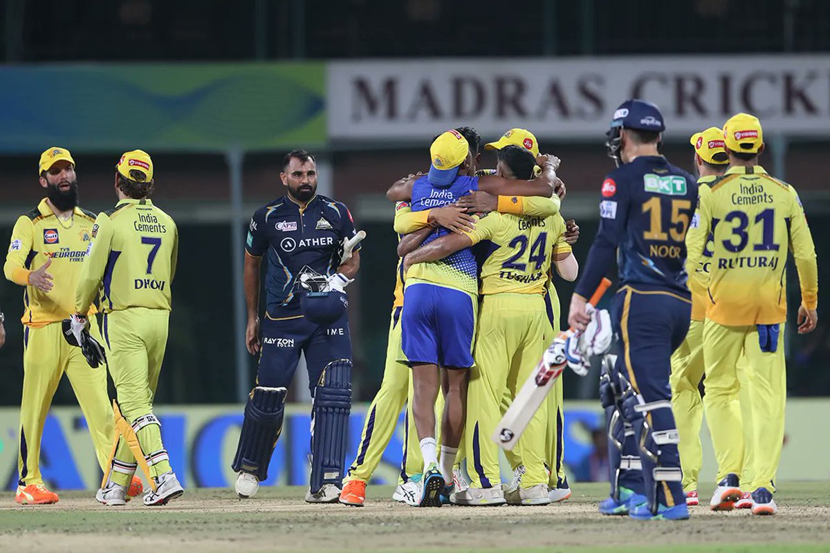CricCrazyJohns's tweet photo. Bravo, retired last year from IPL, took the bowling coach position, guiding an inexperienced pool and they are going to play in the final. 

The hug by Bravo with the bowlers says it all. https://t.co/3mJfBOD7OB