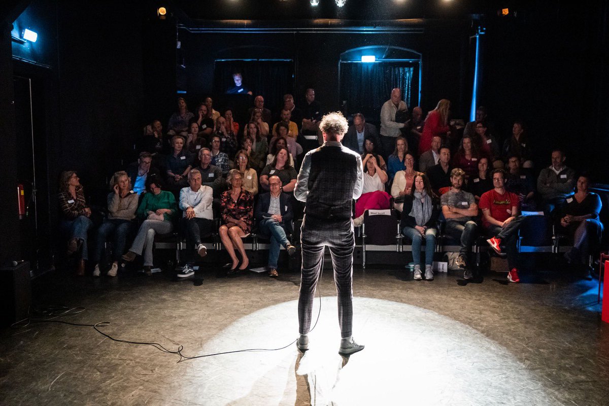 KringUCK's tweet image. Het huzarenstukje van de #kringuck is het bijna jaarlijks terugkerende en inspirerende Lightning Talks. 7 uck-leden met 7 verhalen inspireren vanavond vakgenoten over hun werk of wat hen verder bezighoudt. Een topbijeenkomst in theater #ZIMIHC #utrecht #mooinetwerk #communicatie