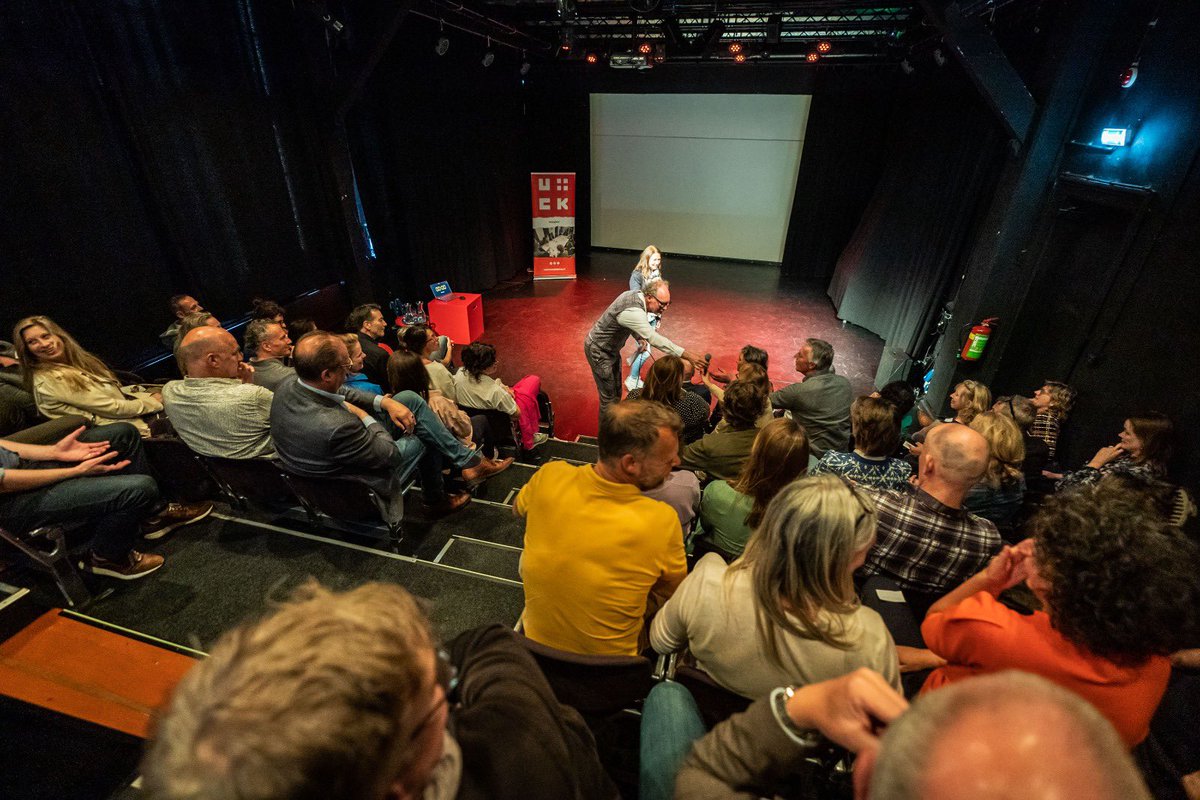KringUCK's tweet image. Het huzarenstukje van de #kringuck is het bijna jaarlijks terugkerende en inspirerende Lightning Talks. 7 uck-leden met 7 verhalen inspireren vanavond vakgenoten over hun werk of wat hen verder bezighoudt. Een topbijeenkomst in theater #ZIMIHC #utrecht #mooinetwerk #communicatie