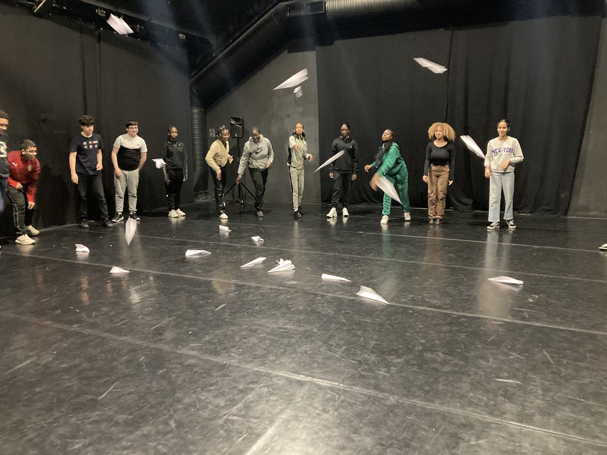 lesegrais's tweet photo. Retour sur… les ateliers théâtre des 3A et 3D avec des comédiens de la compagnie «Dans le ventre ». 
Une initiation à la performance avec beaucoup d’enthousiasme. 
Merci à @FermeduBuisson ! https://t.co/zlLKlJJcPF
