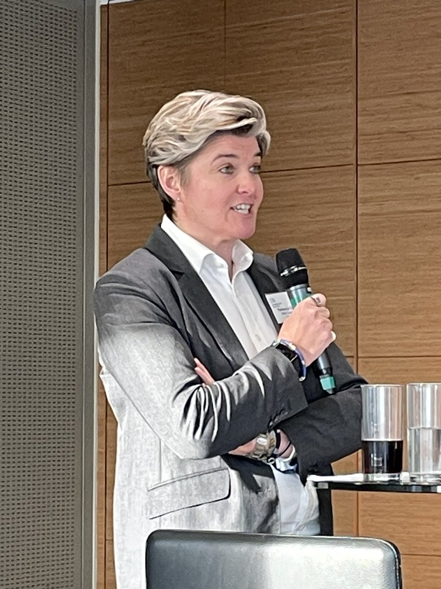 springman_sarah's tweet photo. Rebecca Chalkley @rechalk1 @RedLionChambers sharing life experiences as a barrister with our students from @hilda_beastoxf at our generous hosts #charlesrussellspeechlys Fascinating to hear about some of the celebrities she came to prosecute - successfully. Thank you! https://t.co/yiULQR2d3J