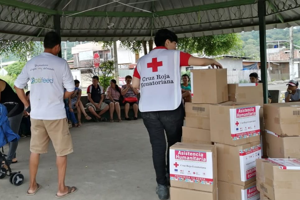 cruzrojaecuador's tweet photo. En el marco del proyecto #PPP voluntarios de @CruzRojaManabi❤️ en la comunidad Bellavista📍 realizaron entrega de Kits a las familias, para la prevención de pandemias y epidemias.

👉 Con el apoyo de: @eu_echo #CruzRojaEspañola, #CruzRojaAlemana y #CruzRojaItaliana. https://t.co/0oY5CPVf3W