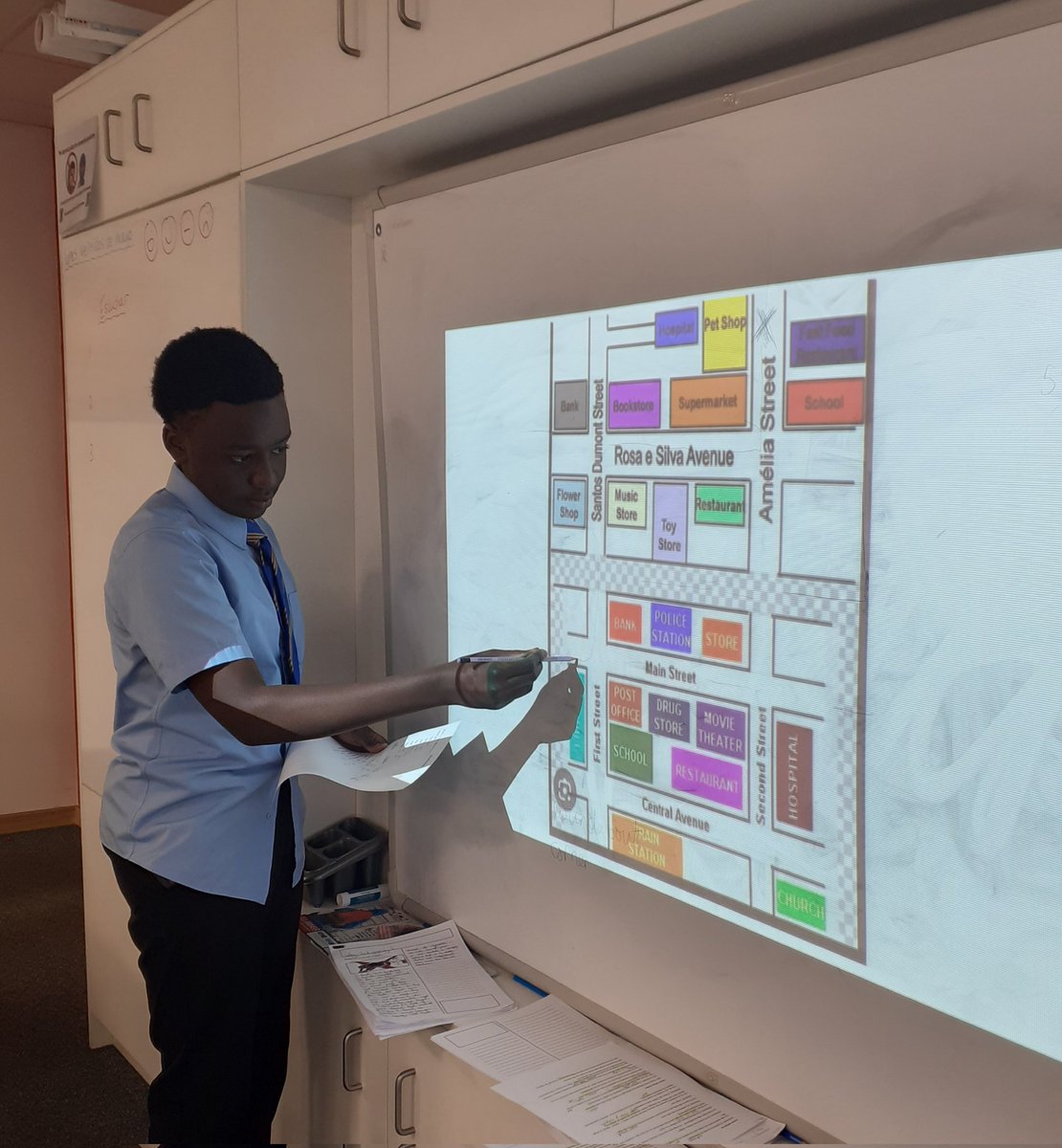 pentrelanguages's tweet photo. Had great fun this week, watching and hearing Year 10 Spanish students practice directions... if you ever get lost, don't ask them! #dondeesta #learnspanish #espanol #betteraskgoogle
ππͺπΈπΊππ€·ββοΈ https://t.co/j0axJmpUNC