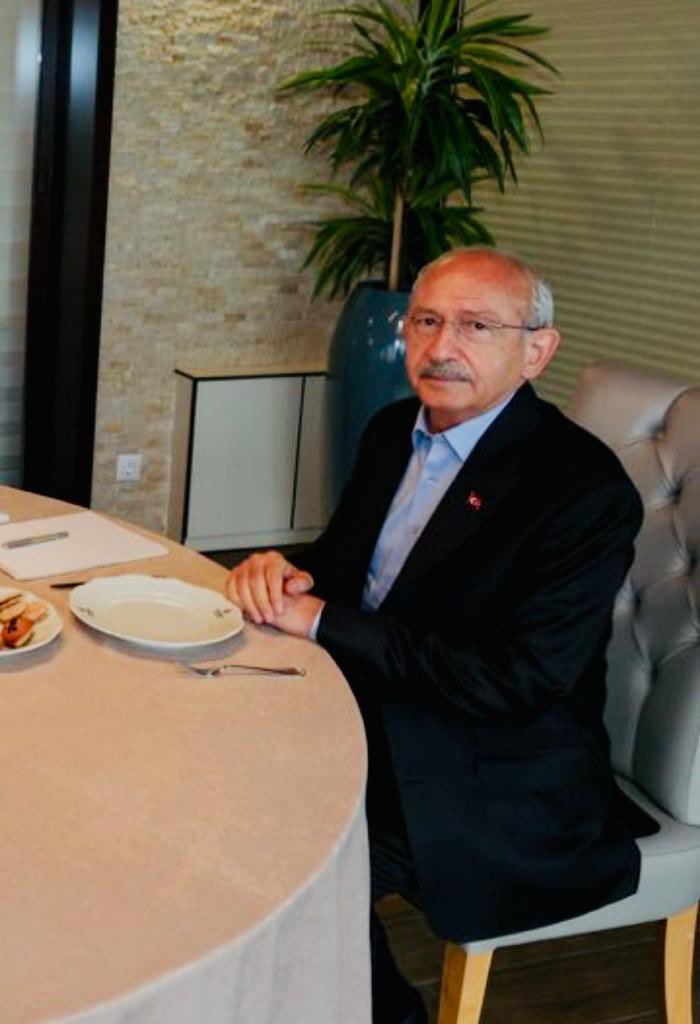 Söylenmedik yalan…
Atılmadık iftira kalmadı…
İçeriden dışarıdan her türlü kulis kumpas hile ayak oyunu velhasıl bin türlü numara kötülük yapılmadık hiçbir şey bırakılmadı…
Bir proje ile çıktın yola…
Bir araya gelmesi mümkün olmayanları birleştirerek yürümek, ilerlemek adına…