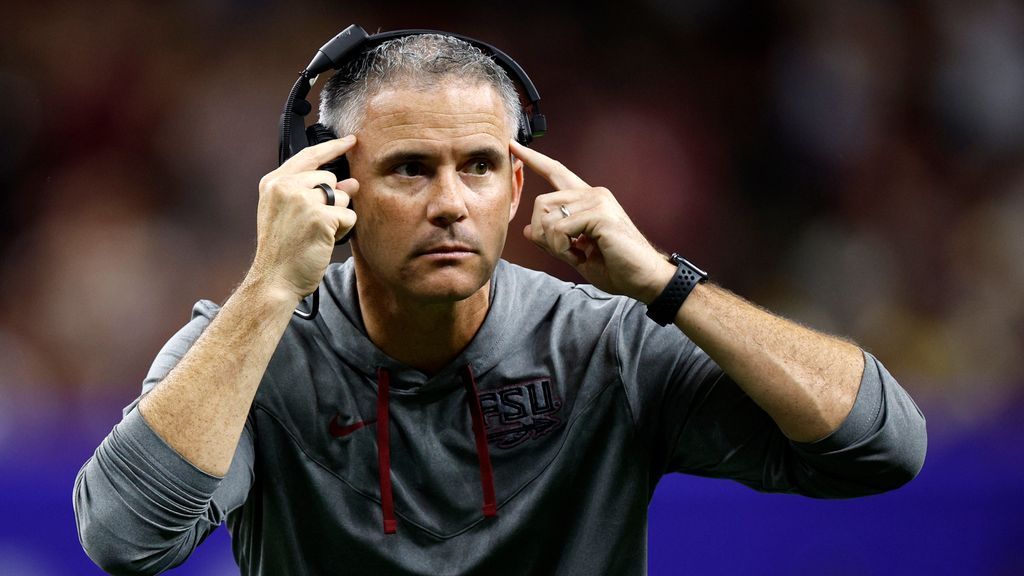 Florida State had a resurgent season in 2022, finishing #10 in the coaches poll for the first time since 2016. FSU was #1 team in CFB utilizing Counter. #1 in rush attempts, rushing yards, explosives & yards before contact w/ Counter. 4 GT Counter variations from 2022 FSU 🧵