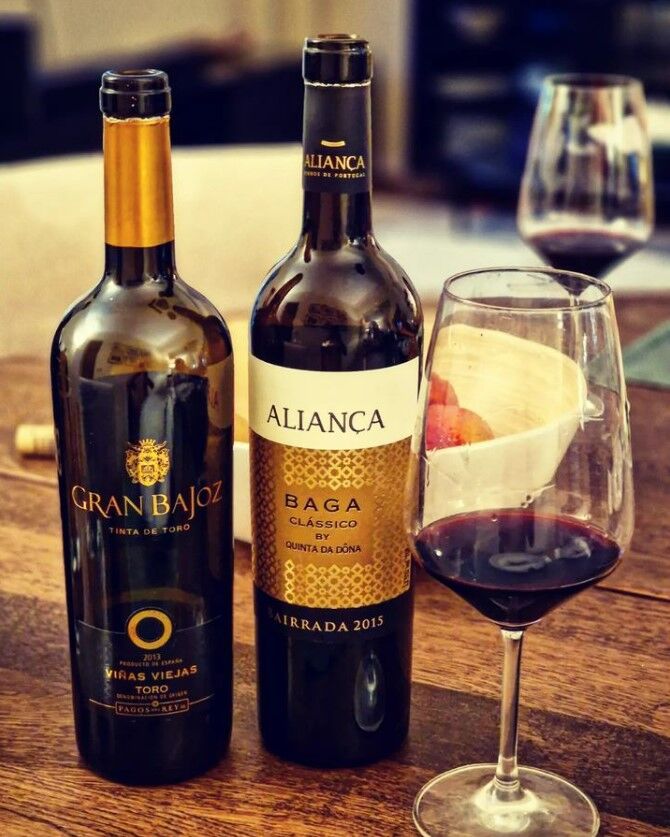 VivaoVinho's tweet photo. Uma noite com dois grandes vinhos, mas o Aliança da @bacalhoa levou a melhor.
#vinho #wine #vivaovinho #winetop #topwine #winetip #bairrada #espanha #bajoz https://t.co/tTA7TonEky