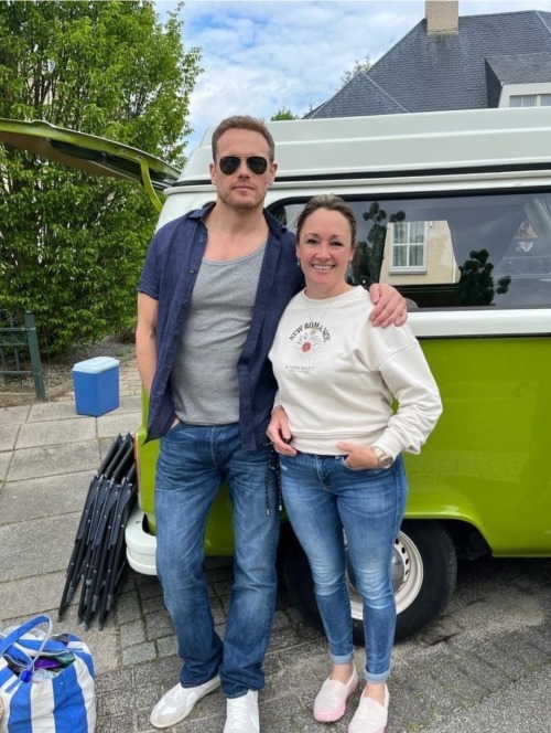 Gorgeous Fan pic!
@samheughan with a fan while filming his new show
The Couple Next Door!

Repost from p-redux , Jennifer #outlanderforgetmenots

#couplenextdoor #netherlands #filming #BTS #samheughan #jamiefraser #kingofmen #onset #starz #outlander