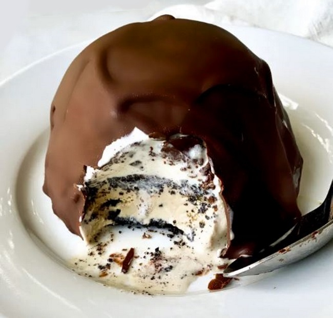 Chocolate and Vanilla Ice Cream Tartufo 💙
thekitchn.com/tartufo-recipe…