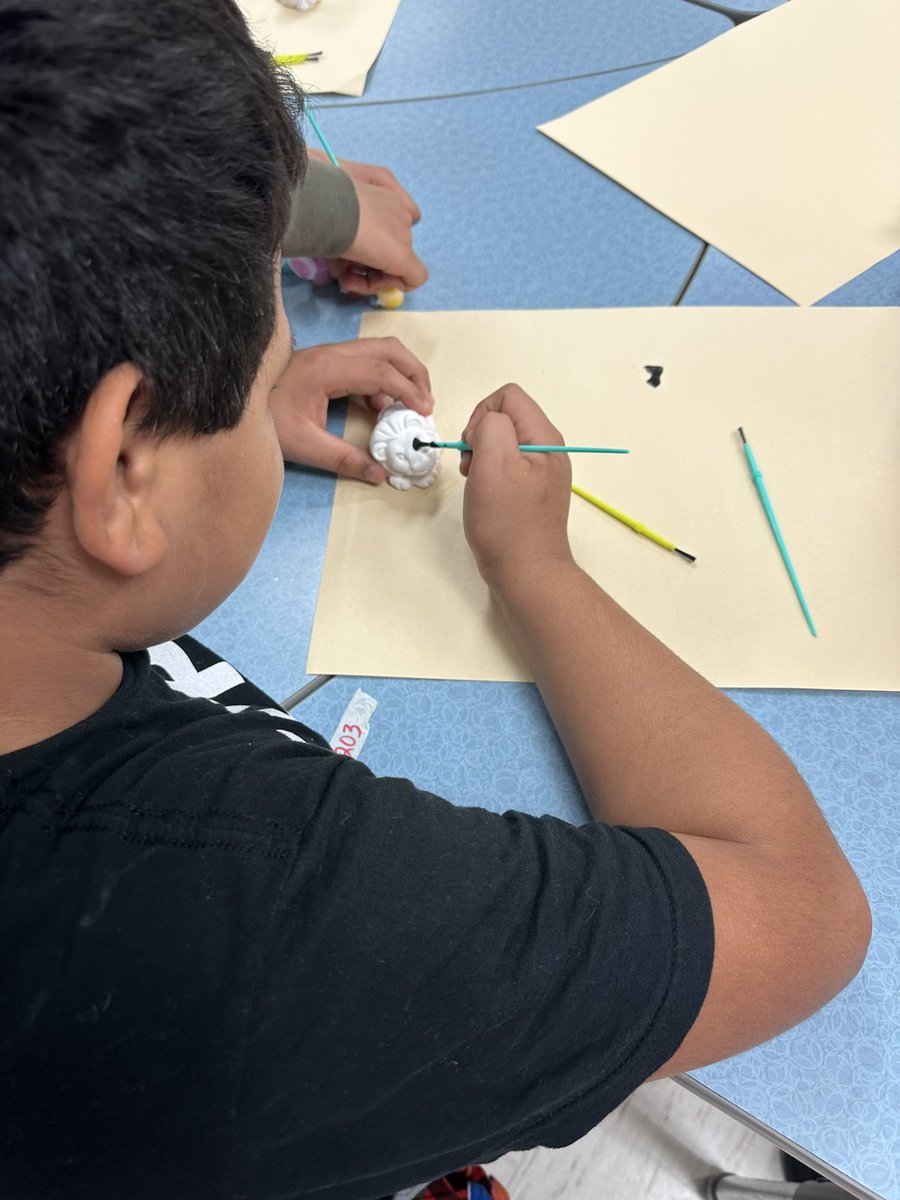 Craft day for my students. 🦁🐶🐢<a href="/MrsAlmaGonzalez/">Alma</a> <a href="/monica_torres21/">Monica Torres</a> <a href="/amartinez_hcisd/">Alexis Martinez</a> <a href="/HarlingenCISD/">HCISD</a>