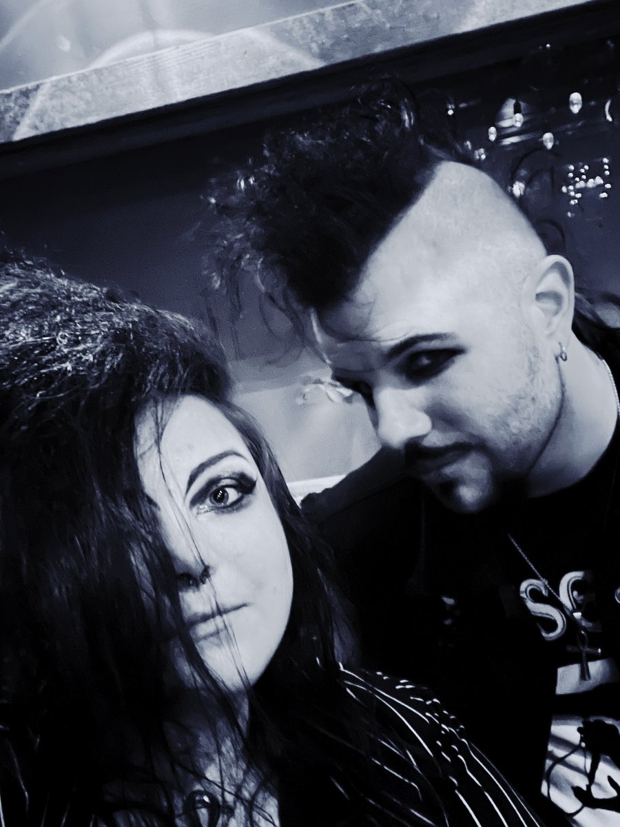 I feel so lucky to have a cool kinda-job. Cause cool people entrust me with cool vids to cool premiere 🦇👻 <a href="/WitchHandsDxR/">WitchHands</a> <a href="/RyanFlint/">Ryan Flint</a> 

youtu.be/O93kU5AwzJA