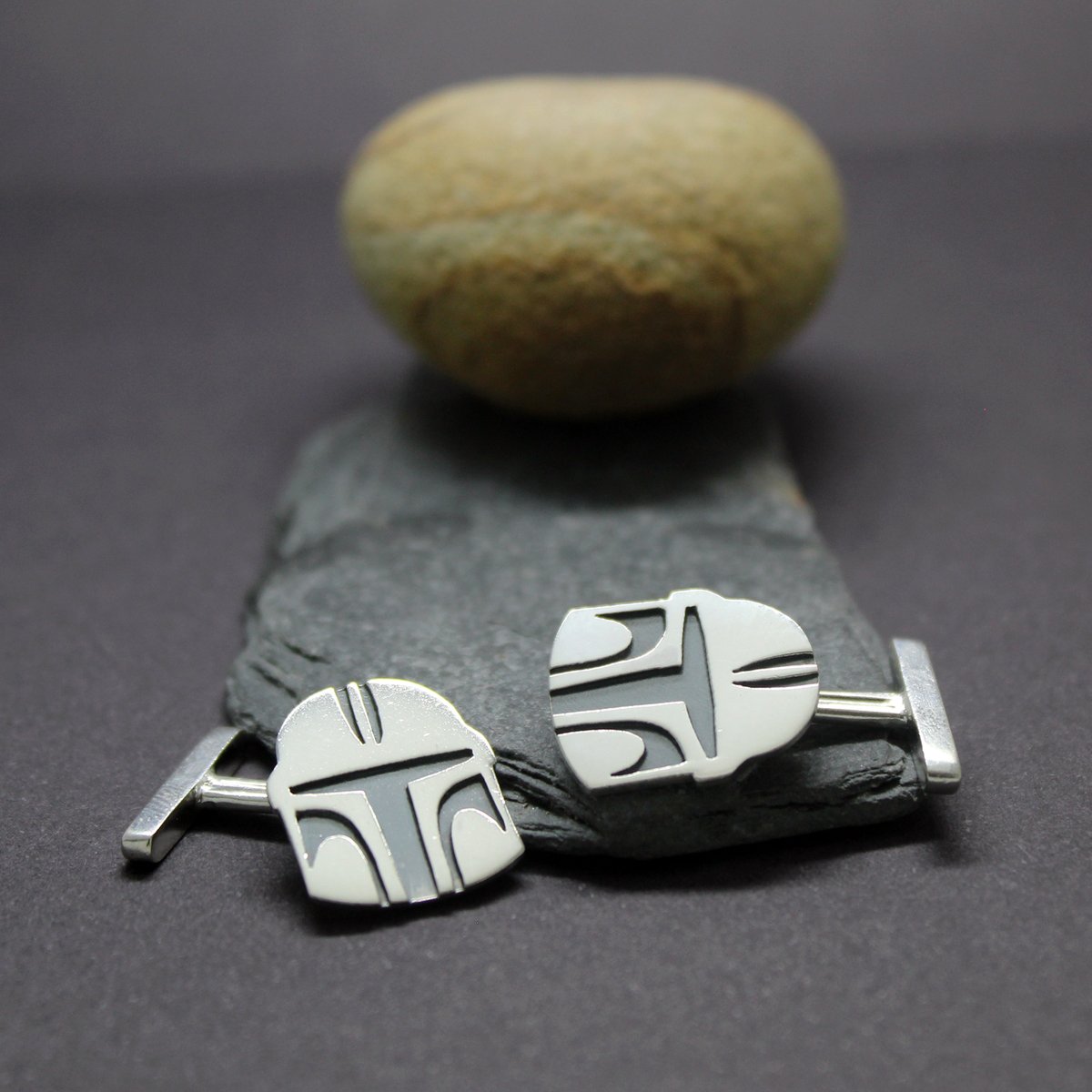 Si sabes cuál es el camino... Gemelos casco #TheMandalorian en plata 925, ideales para ir elegante pero con una nota rebelde y un pelín #friki

bit.ly/3MMpLT3

#plata925 #joyeríaartesanal #hechoamano #envíogratis #cufflinks #StarWars #andor #Grocu