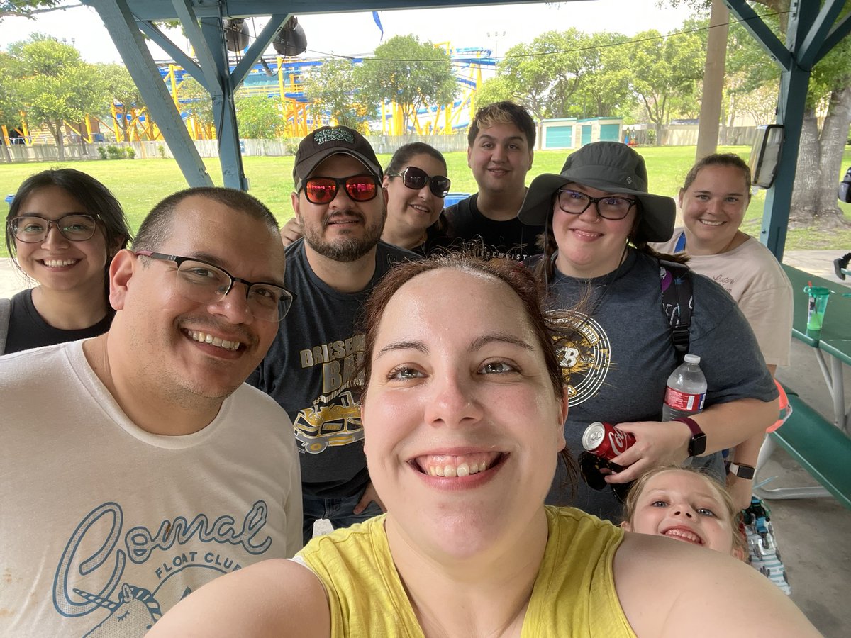 AJBtoroband's tweet image. More lunch shenanigans!
#SixFlags #SpringTrip #WorkHardPlayHard