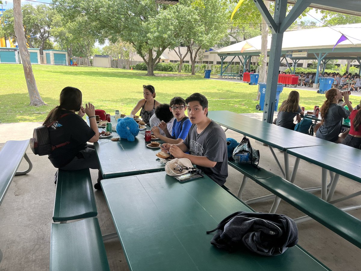 AJBtoroband's tweet image. More lunch shenanigans!
#SixFlags #SpringTrip #WorkHardPlayHard