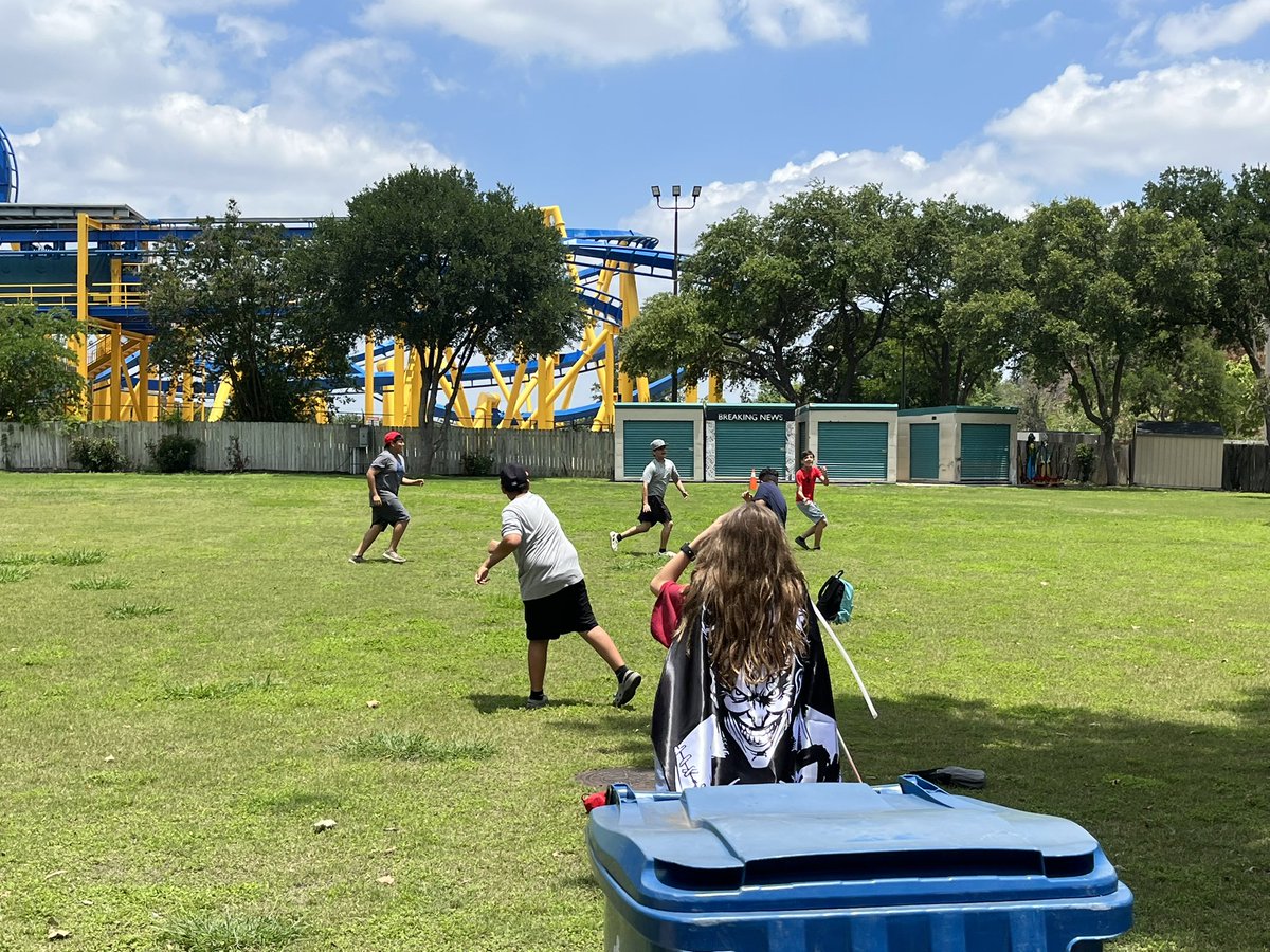 AJBtoroband's tweet image. More lunch shenanigans!
#SixFlags #SpringTrip #WorkHardPlayHard