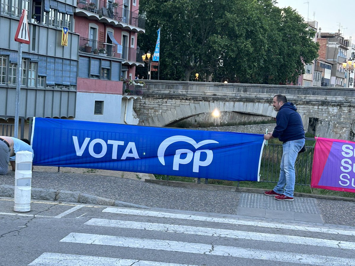 JVerayCama's tweet photo. Ara mateix posant pancartes i cartells. Fent campanya tradicional. @PPC_Girona https://t.co/G7hS0kmzUX