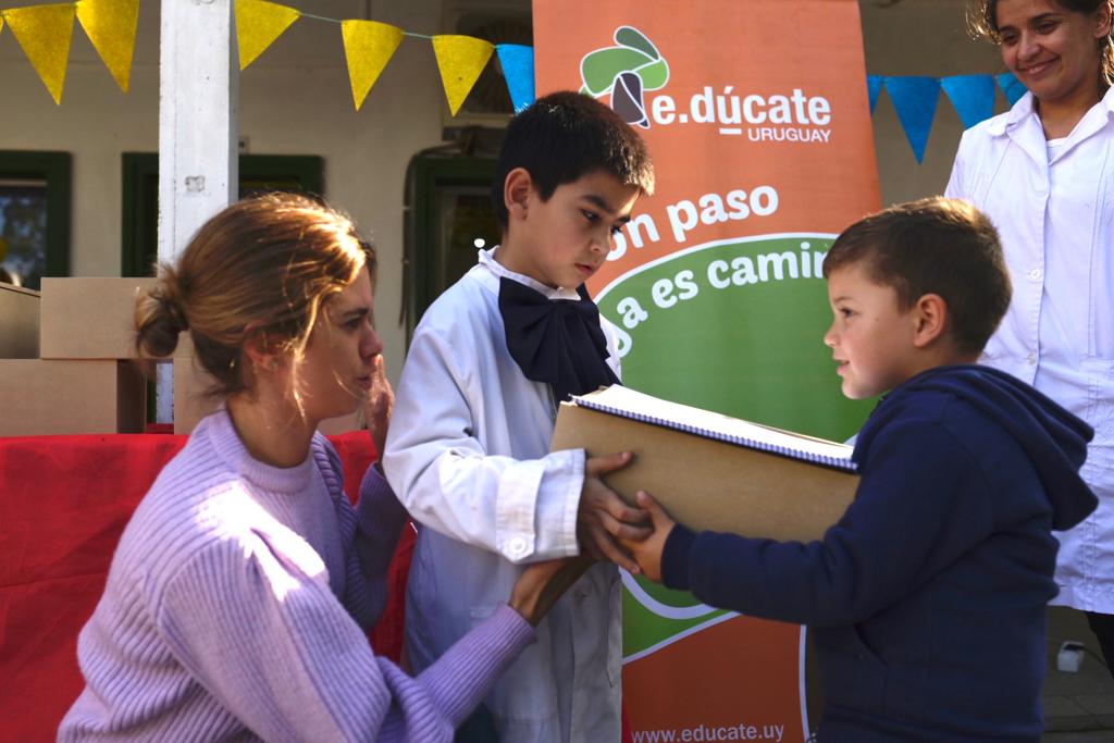EducateUruguay's tweet photo. 📢Hoy en la Escuela Rural N°101 se vivió una fiesta! 🎉Más de 200 niños de 10 escuelas rurales de #Florida recibieron los materiales para implementar el proyecto #ZonadeExploración. 🧪
Muchas gracias a #Engraw por el apoyo y por acompañarnos! 🙌
#esucelas
#escuelasrurales https://t.co/HxnSTG9hzw